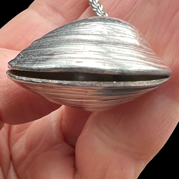 Mexican Sterling Silver Open Clam Shell Pendant - Picture 8 of 12